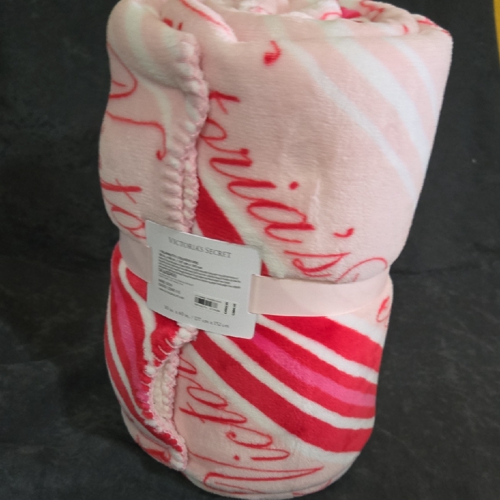 Victoria's Secret Pink and Red Cozy  50X60 Plush Blanket NWT - Picture 4 of 4